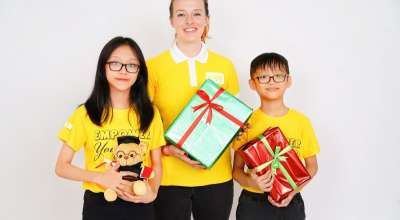 Các bé lịch sự khi nhận quà